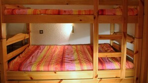 Una cama litera con colcha estampada de flores.