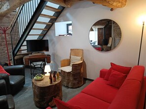 Fernseher, DVD-Player, Bücher