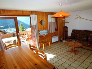 TV - Apartment for 6, pets allowed, near slopes (Champagny-en-Vanoise)