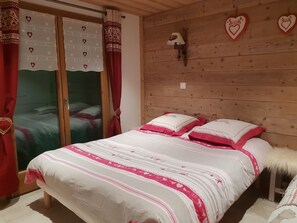 6 bedrooms, travel cot, free WiFi - Chalet for 16 people 500m from the village centre - Chatel Reservation  (Châtel)