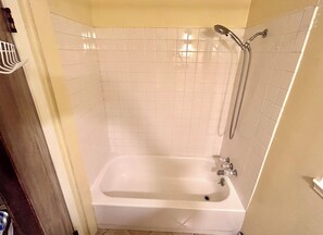 Towels, toilet paper - Private Suite in Little Hill for Extended Stay. Pet Friendly!  (El Cerrito)