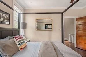 3 Schlafzimmer, Schreibtisch, Bügeleisen/Bügelbrett, Reisekinderbett