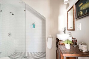 Badewanne, Haartrockner, Handtücher, Seife