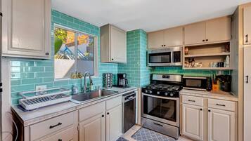 Frigorífico, microondas, horno y placa de cocina