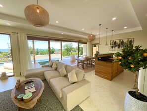 奢华别墅, 2 间卧室, 私人游泳池, 海景 | 起居区 | 90-厘米智能电视（配备数码频道）、电视、iPad