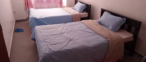 2 soverom, strykejern/-brett, sengetøy og rullestolvennlig