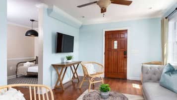 3 habitaciones, tabla de planchar con plancha, cuna de viaje y wifi