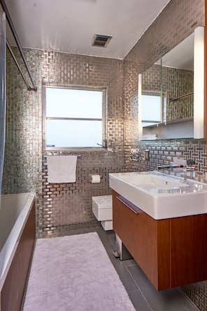Rainfall showerhead, towels