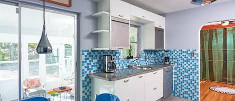 Frigorífic, microones, placa de cuina i rentaplats