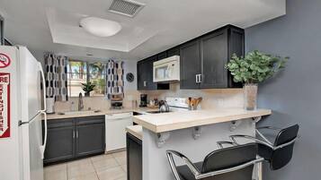 Coffee/tea maker, fridge, microwave, oven