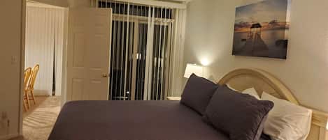 Safe på rommet, skrivebord, strykejern/-brett og reiseseng for barn