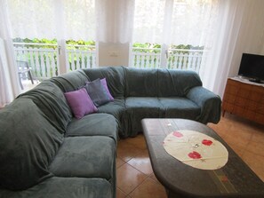 ห้องซูพีเรียสวีท, 2 ห้องนอน, ระเบียง, วิวสวน | ห้องนั่งเล่น | ทีวีจอแอลซีดี