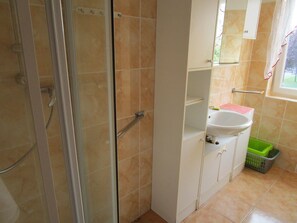Superior Suite, 2 Bedrooms, Balcony, Garden View | Bathroom | Combined shower/bathtub, deep-soaking bathtub, towels - Michael's Apartments (Kerpen)