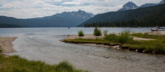 Bright corner Atelier studio w/mountain views - close to Sun Valley Resort