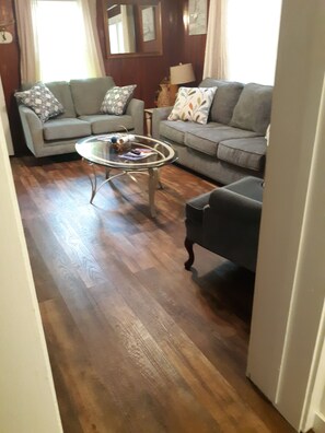 Smart TV, books - !HAPPY OURS BAY COTTAGE! (Mobile)