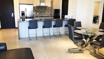 Een koelkast, een magnetron, een oven, een kookplaat