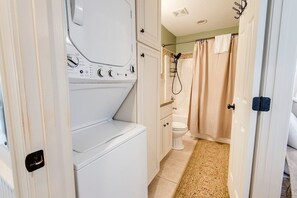 Sèche-cheveux, serviettes fournies