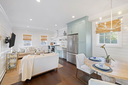 East 204 - Entire Home 1 Block to King!