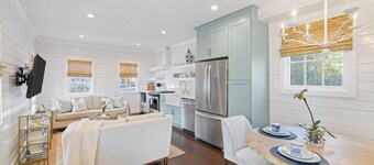 East 204 - Entire Home 1 Block to King!
