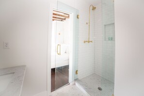 Douche, sèche-cheveux, serviettes fournies