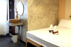 Desk, blackout drapes, free WiFi, wheelchair access - At Phra Sing Retro (Chiang Mai)