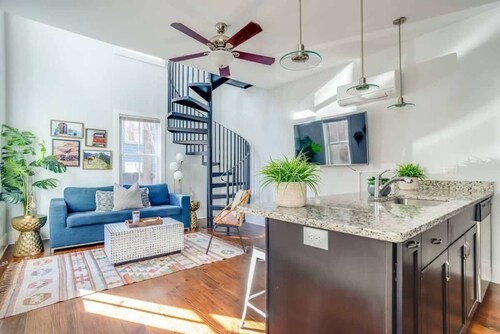 Spacious Carriage Home Near King St + Parking