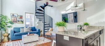 Spacious Carriage Home Near King St + Parking