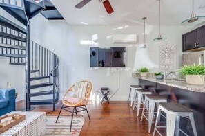 Téléviseur, Netflix, services de diffusion en continu, bureau