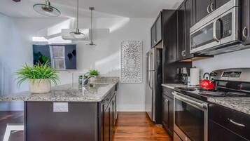 Geladeira, micro-ondas, fogão, cooktop