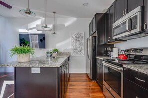 Réfrigérateur, four à micro-ondes, un four, surface de cuisson