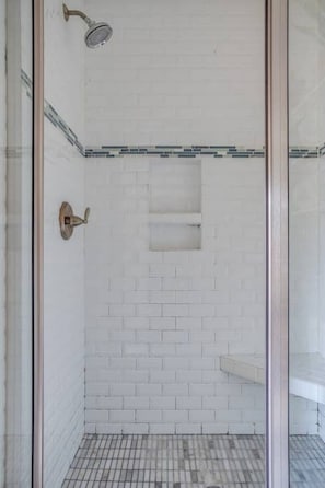 Een douche, een haardroger, handdoeken