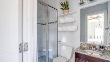 Regadera, secadora de cabello, toallas