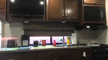 冰箱、微波炉、茶具/咖啡用具、烤面包机