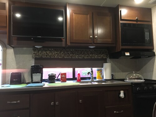 Sunseeker o aventureros querían para este espacioso RV de 30 pies estacionado