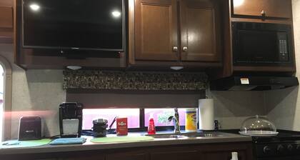 Sunseeker or Adventurers wanted for this spacious- parked 30ft RV