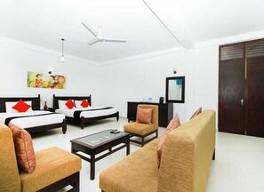 Ropa de cama de alta calidad y caja de seguridad en la habitación 