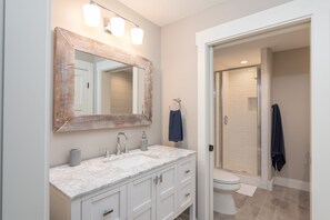 Combined shower/tub, jetted tub, towels, soap
