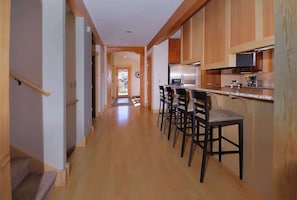 Coffee/tea maker, fridge, microwave, oven - Cascadilla House, Stunning 3 Br home in CB South (Crested Butte)