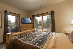 4 bedrooms, free WiFi, bed sheets, wheelchair access - Spacious 4 bedroom condo with close ski access and ac for hot summer days! (Whitefish)