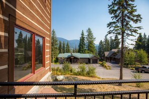Property grounds - Spacious 4 bedroom condo with close ski access and ac for hot summer days! (Whitefish)