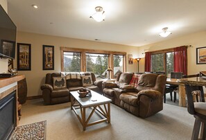 Smart-TV, Kamin, DVD-Player, Bücher