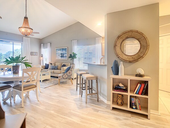 TV, books - Gulf Harbor Yacht and Country Club (Fort Myers)