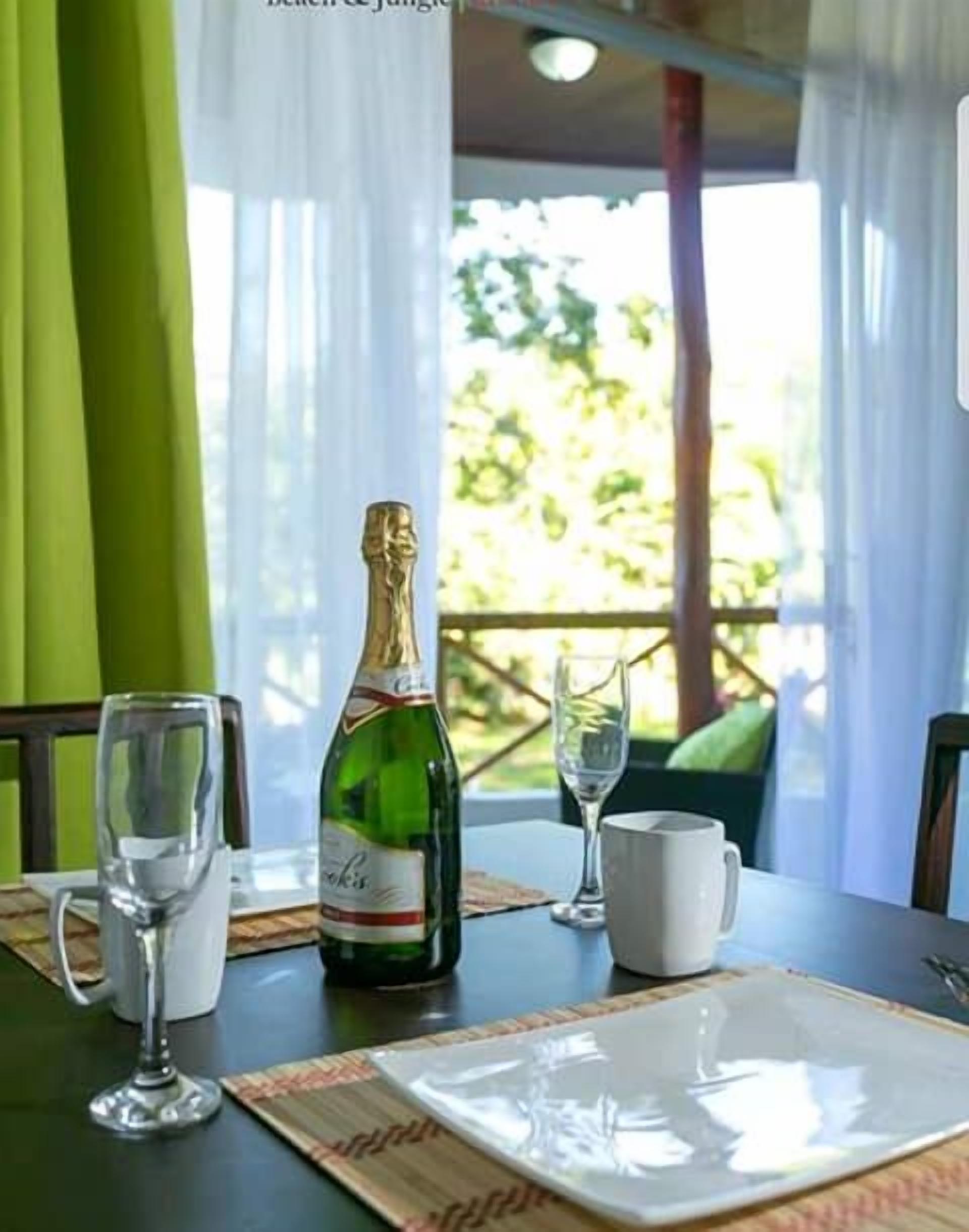 คอมฟอร์ทบังกะโล | บริการอาหารในห้องพัก