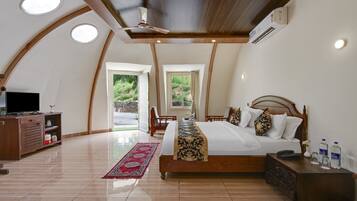Premium Double Room | Desk, laptop workspace, soundproofing, iron/ironing board