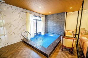 シグネチャー ダブルルーム | バスルーム | シャワー、バスアメニティ (無料)、スリッパ、タオル