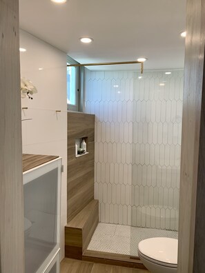 Dusche, Haartrockner, Handtücher, Seife