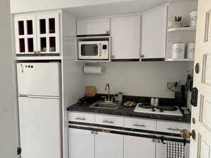 ثلاجة، ميكروويف، فرن، موقد طهي مسطح