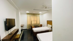 Comfort Room | Laptop workspace, rollaway beds, free WiFi