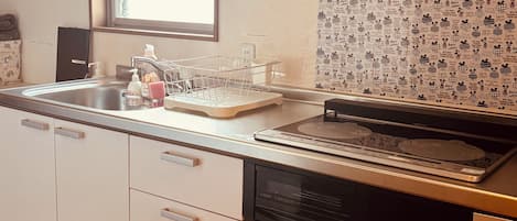 Réfrigérateur, micro-ondes, grille-pain, cuiseur de riz