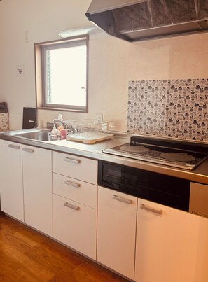 Fridge, microwave, toaster, rice cooker - One Fine Day Guesthouse (Chiba)